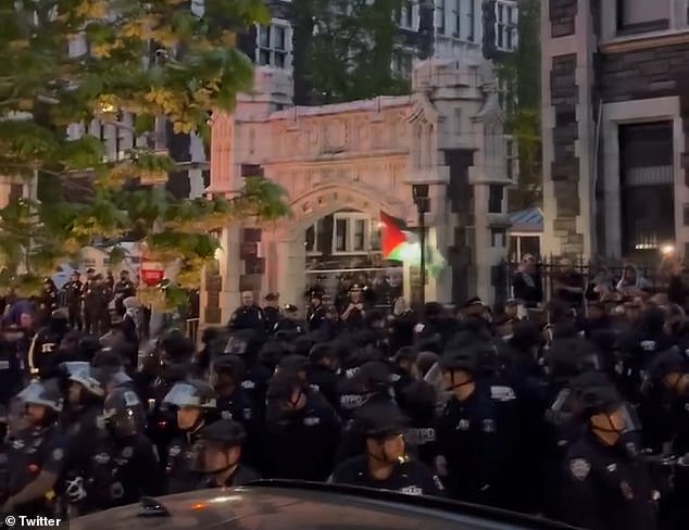 أعداد هائلة من الشرطة تتجمع خارج مدخل CCNY استعدادًا لإخلاء المتظاهرين