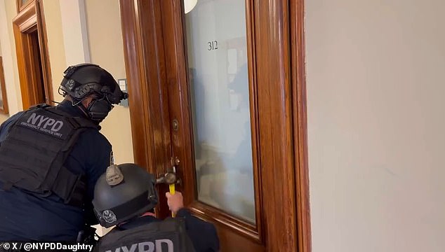 أصدر رجال شرطة مكافحة الشغب في شرطة نيويورك مقطع فيديو درامي يظهر لحظة اقتحامهم قاعة هاملتون المحتلة بجامعة كولومبيا