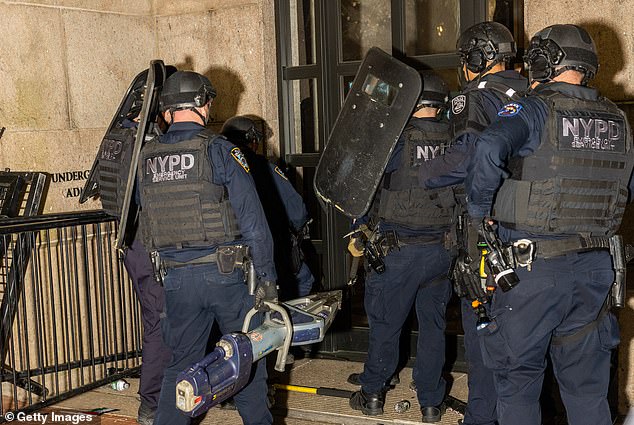 أعضاء من شرطة نيويورك يحيطون ويخرقون قاعة هاملتون حيث تحصن المتظاهرون بالداخل في حرم جامعة كولومبيا في 30 أبريل 2024 في مدينة نيويورك