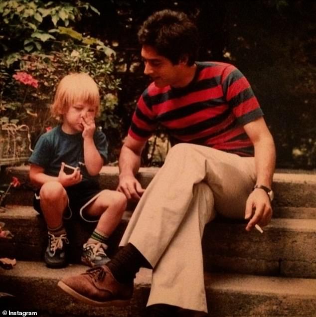 أوستر وابنه دانيال، في صورة صبي صغير نُشرت على حسابه على إنستغرام قبل وفاته، بعنوان 