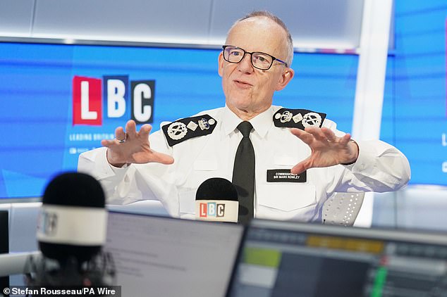 ظهر السير مارك على قناة LBC لتقديم تحديث حول ضباطه هذا الصباح
