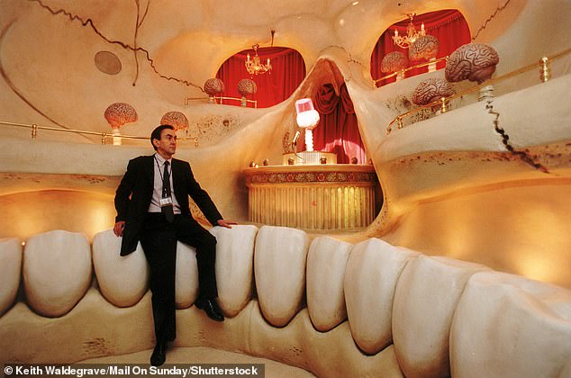 في الصورة: جون هاكني، المدير الإبداعي لـ The Body Zone في The Millennium Dome، داخل The Body Zones Cranium