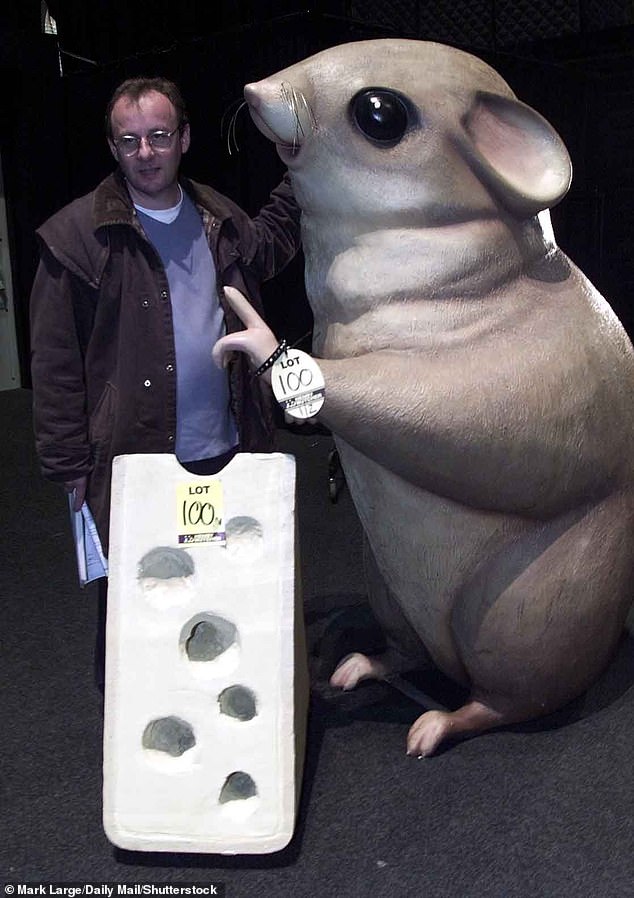 في الصورة: برنت بولارد مع الهامستر الذي يبلغ طوله 6 أقدام من قبة الألفية والذي دفع مقابله 3000 جنيه إسترليني في مزاد في كينت، 2001