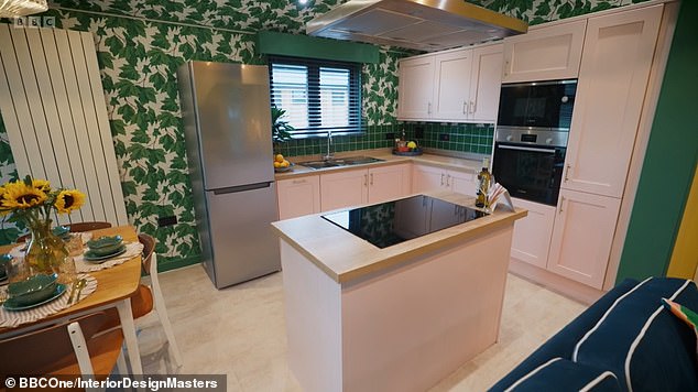 باللون الوردي: قامت روزين بمطابقة المطبخ باللون الوردي الفاتح مع ورق الحائط الجريء المستوحى من الطبيعة في المطبخ