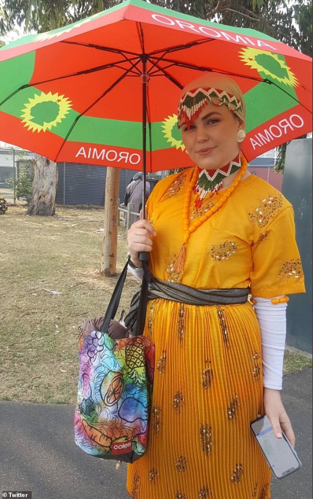 بعد ظهور شبكة أكاذيبها، ظهرت صور لبيل وهي ترتدي الزي الإثيوبي التقليدي (في الصورة)