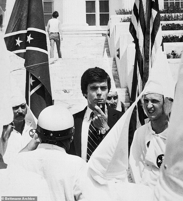 يتحدث دون بلاك إلى أعضاء KKK ذوي القلنسوة البيضاء في تجمع حاشد عام 1979