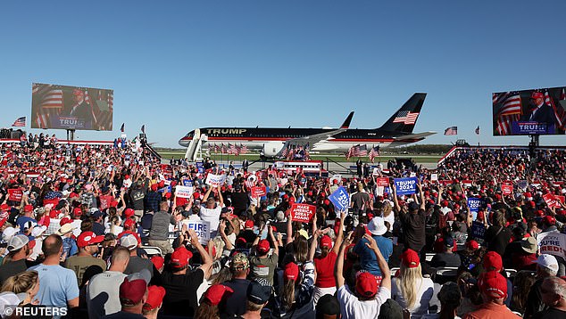 طار دونالد ترامب إلى ميشيغان لحضور اجتماع حاشد في أحد المطارات حيث توقفت طائرته أمام حشد نشط من المؤيدين
