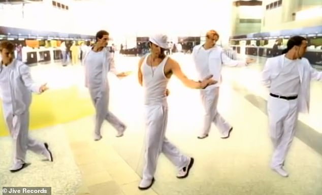 فرقة Backstreet Boys في الفيديو الأصلي الذي تم تصويره في مطار لوس أنجلوس عام 1999