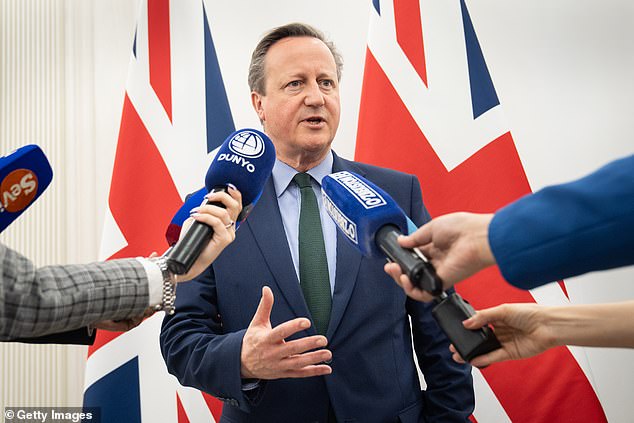 ويقود وزير الخارجية اللورد كاميرون المحادثات مع الاتحاد الأوروبي في محاولة للتوصل إلى اتفاق وإنهاء مأزق ما بعد خروج بريطانيا من الاتحاد الأوروبي.
