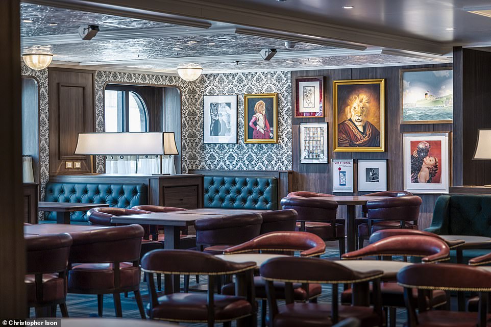 قام ميشيل رو، الذي يمتلك مطعم Le Gavroche الحائز على نجمتي ميشلان في لندن، بتطوير قائمة احتفالية حصرية لمطعم Queens Grill وقائمة جديدة لحانة Queen Anne's Golden Lion (أعلاه)