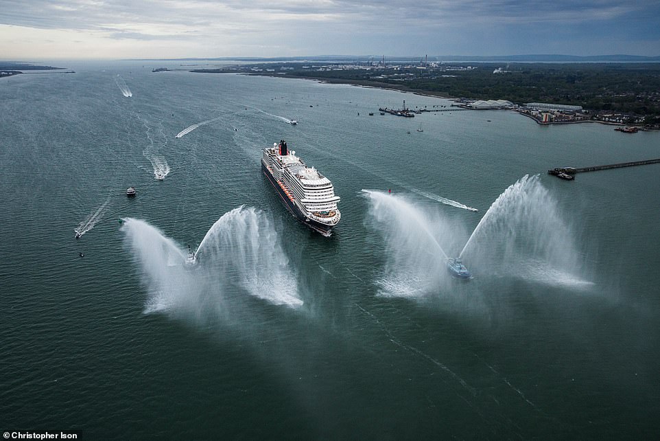 دخلت سفينة كونارد الجديدة، كوين آن، مياه المملكة المتحدة للمرة الأولى، مما أدى إلى دخول كبير إلى ميناء موطنها في ساوثهامبتون.