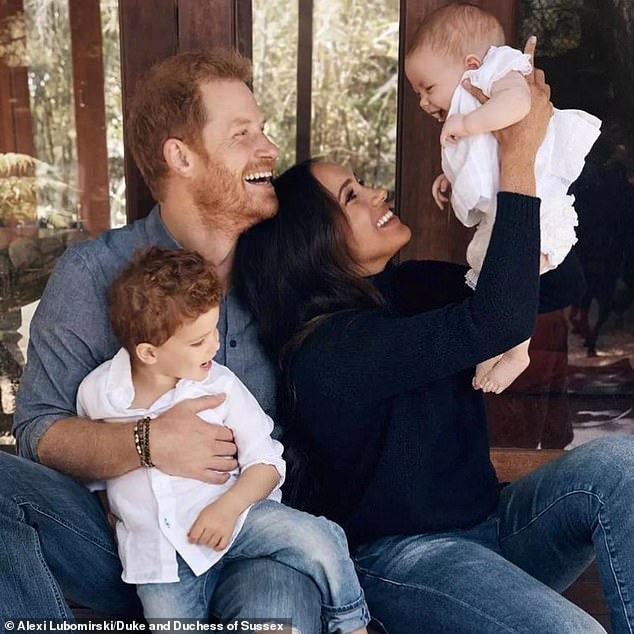 الأمير آرتشي، الذي يبلغ من العمر خمس سنوات اليوم، سيشاهد مع والديه الأمير هاري وميغان ماركل وشقيقته الصغرى ليليبيت في عام 2021