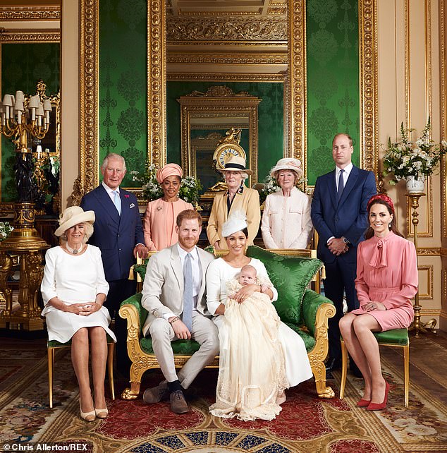 آرتشي في يوم تعميده في يوليو 2019 مع والديه و(من اليسار إلى اليمين) الملكة كاميلا، الملك تشارلز، دوريا راجلاند، الليدي جين فيلوز، الليدي سارة ماكوركوديل، الأمير ويليام وكاترين، أميرة ويلز