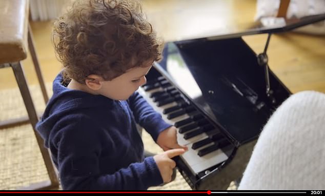 يلعب آرتشي بلعبة البيانو الكبير في صورة تم الكشف عنها في الفيلم الوثائقي لهاري وميغان على Netflix