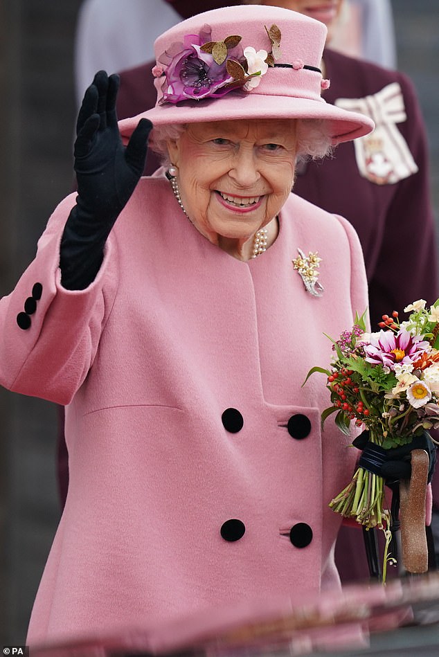 ويبدو أن شارلوت قدمت تحية طيبة لجدتها الكبرى الراحلة، الملكة إليزابيث الثانية (في الصورة عام 2021)، حيث وقفت بجانب زهور وردية شاحبة سميت على شرفها.