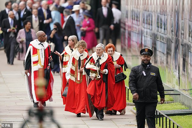 يصل الضيوف إلى كنيسة وستمنستر قبل تتويج الملك تشارلز الثالث.  ارتدى بعض أقرانهم أردية احتفالية - ولكن ليس أردية التتويج الخاصة أو التيجان التي كنا نتوقعها عادةً