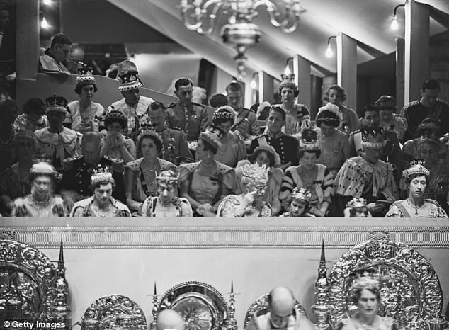 تم عرض التيجان بشكل فخم في حفل تتويج جورج السادس عام 1937. من اليسار، الأميرة مارينا، دوقة كينت ترتدي تاج كينت سيتي أوف لندن فرينج، الأميرة أليس، دوقة غلوستر، الملكة مود ملكة النرويج، الملكة ماري، الأميرة إليزابيث الأميرة مارغريت وماري، الأميرة الملكية، أخت الملك الجديد وخالة إليزابيث الثانية