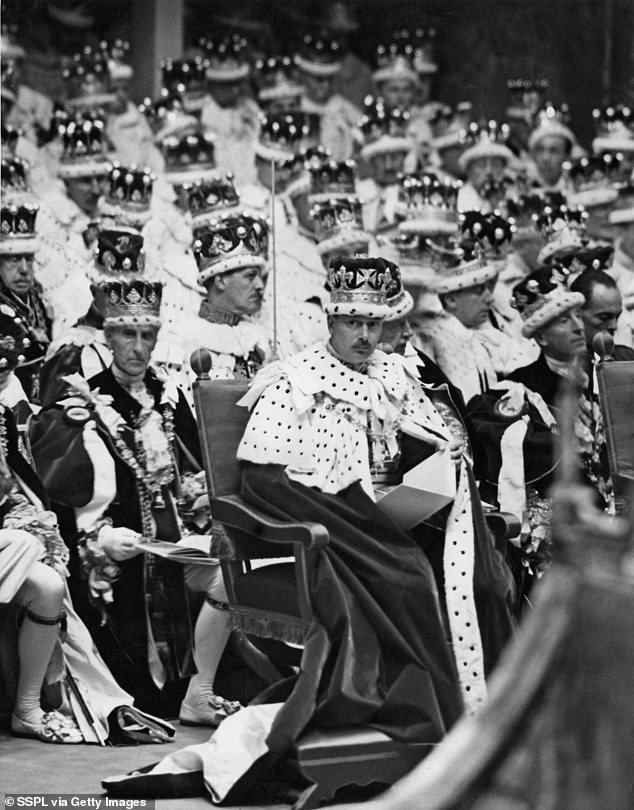 الأمير هنري، دوق غلوستر الأول بين مجموعة من التويجات أثناء تتويج الملك جورج السادس في عام 1937.