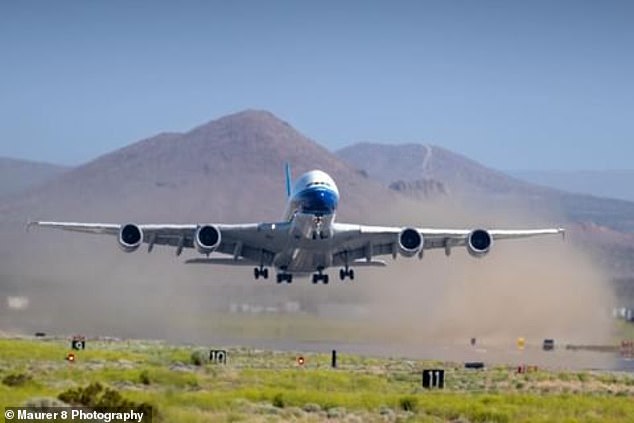 تحلق طائرة A380 التابعة للخطوط الجوية العالمية في السماء في ميناء موهافي للطيران والفضاء