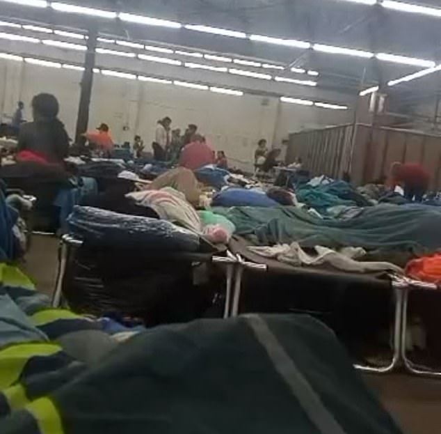 مهاجرون في ملجأ مؤقت في حي بيلسن بشيكاغو، حيث يتم نقل الكثير منهم.  كان هناك تفشي لمرض الحصبة والسل المرتبط بالمأوى
