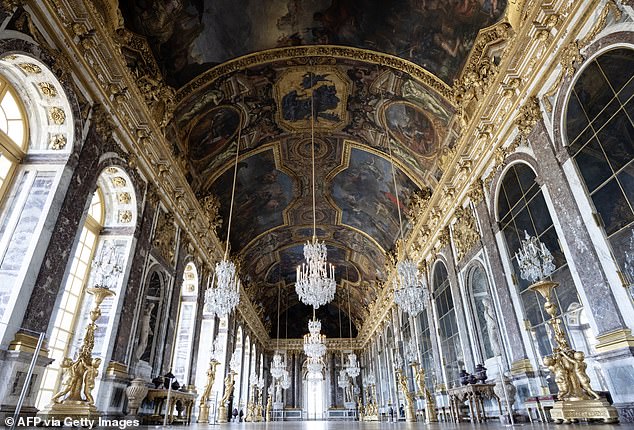 اشتهر لويس الرابع عشر ببناء قصر فرساي.  كما أسس الأكاديمية الملكية الفرنسية للرقص، التي سبقت أكاديمية الأوبرا الوطنية في باريس، والتي تقوم اليوم بتدريب راقصي أوبرا باريس.