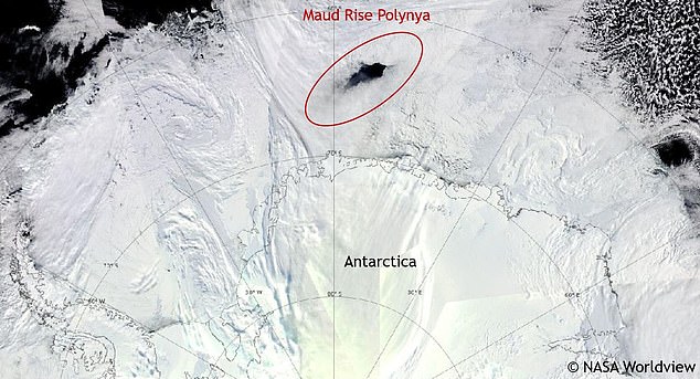 ظهرت منطقة Maud Rise polynya في شتاء عامي 2016 و2017 وكانت مساحتها ضعف مساحة نيوجيرسي تقريبًا.  في الصورة: صورة القمر الصناعي للبولينيا في عام 2017