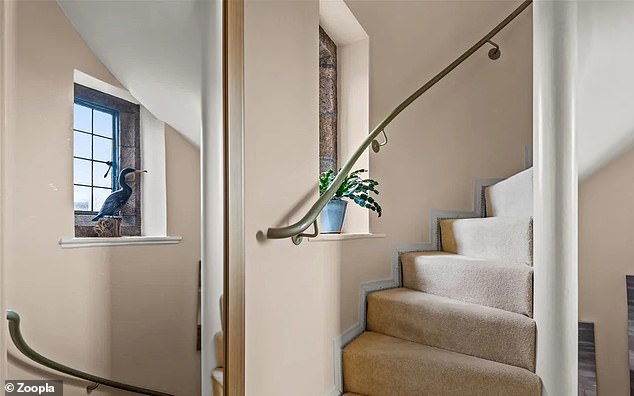 يؤدي الدرج الداخلي إلى غرفتي نوم بالإضافة إلى تراس خاص على السطح