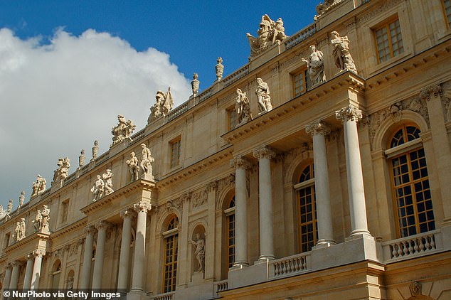 يقع قصر فرساي على مشارف باريس، فرنسا