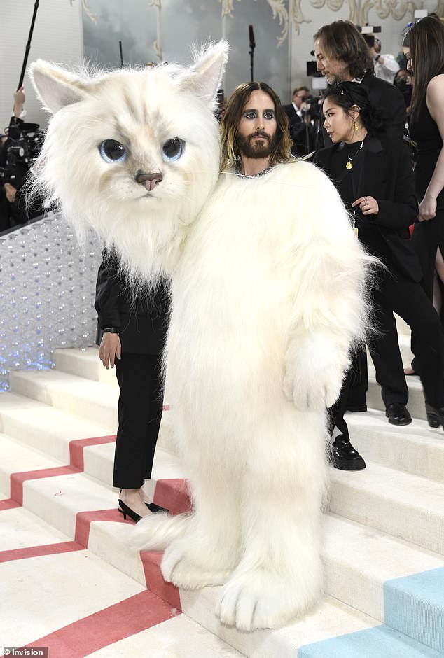 في حفل العام الماضي، تم تكريم المصمم الراحل كارل لاغرفيلد - مع جاريد ليتو الذي كان يرتدي زي القطة المحبوبة لأيقونة شانيل شوبيت (في الصورة)