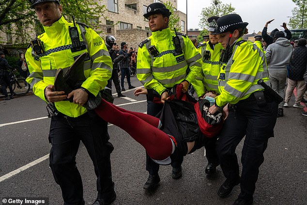 احتجزت الشرطة أحد المتظاهرين بعد أن اعترضت حافلة كان من المقرر أن تقل مهاجرين من أحد الفنادق في 2 مايو 2024 في بيكهام، لندن.