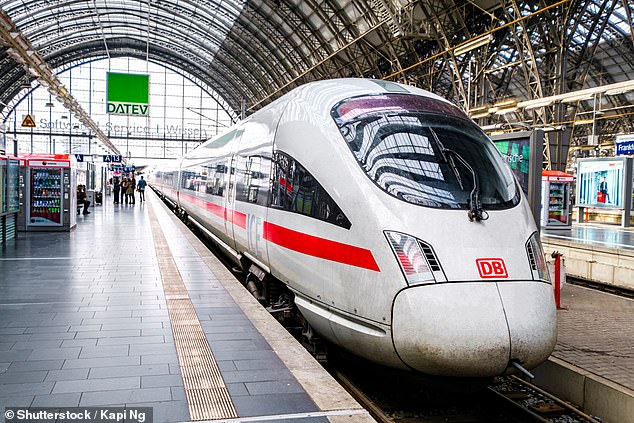 يسافر Lasse على متن قطارات Deutsche Bahn (أعلاه) مستخدمًا بطاقة Bahncard100 - وهي عبارة عن بطاقة سكك حديدية غير محدودة تسمح له بركوب الدرجة الأولى