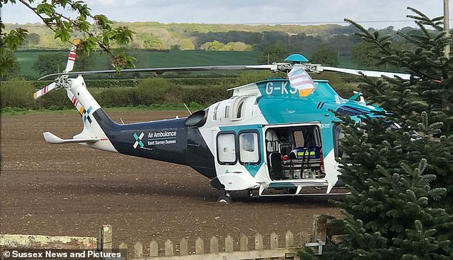 سيارة الإسعاف الجوي، التي نقلت الرجل البالغ من العمر 65 عامًا في سيارة BMW البيضاء إلى المستشفى مصابًا بجروح خطيرة، في الصورة في مكان الحادث