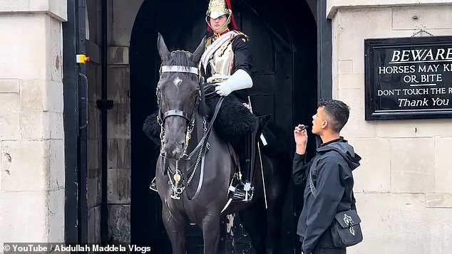 تم تصوير المخادع وهو يضايق أعضاء حرس الملك خارج متحف الفرسان المنزلي في وايتهول في لندن.