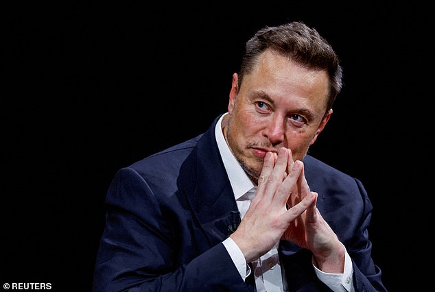 يدعي Elon Musk أن شركة Tesla ستظل قادرة على توفير محطات الشحن الفائق، لكنه قال إن ذلك سيتم بوتيرة أبطأ