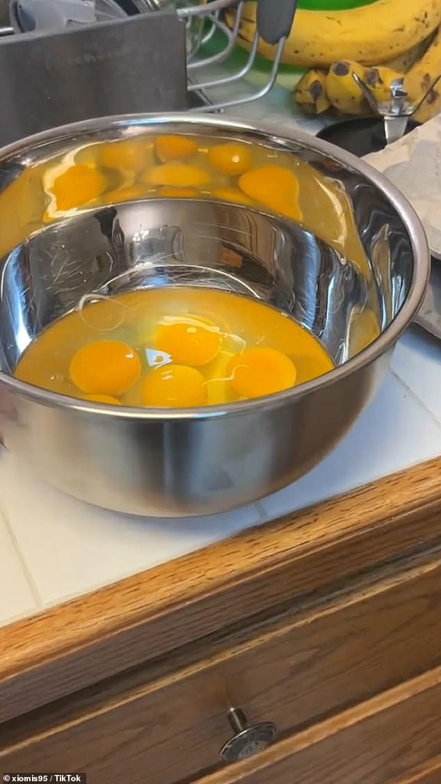 نشرت متسوقة كوستكو من ولاية أوريغون المعروفة باسم @xiomis95 على TikTok مقطع فيديو قبل يومين بعد أن كسرت بيضة واكتشفت دودة مستديرة في وعاءها
