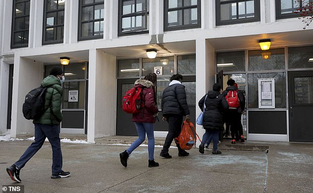 فقط 21 بالمائة من طلاب الصف الثامن في المدارس العامة في شيكاغو كانوا بارعين في القراءة وفقًا لقياسات بطاقة تقرير الأمة