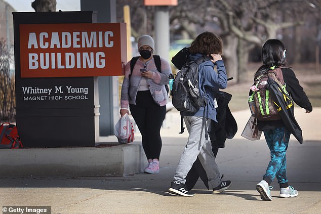 تنفق مدارس شيكاغو العامة أكثر من 21000 دولار أمريكي لكل طالب، وهو أعلى بكثير من المتوسط ​​الوطني البالغ 14347 دولارًا أمريكيًا، وفقًا لمكتب الإحصاء