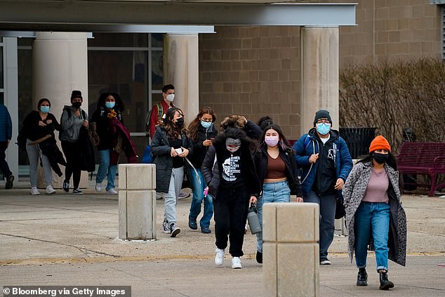 طلاب المدارس الثانوية يغادرون المبنى أثناء احتجاج الطلاب على إجراءات السلامة الخاصة بـ Covid-19 في مدارس شيكاغو العامة في شيكاغو، إلينوي في 14 يناير 2022
