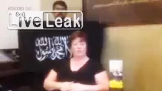 استخدم الرجل الإرهابي هورون مؤنس السيدة هوب (في الصورة) لتكرار مطالبه بعد احتجاز الرهائن في مقهى ليندت في عام 2014. وهي الآن مناصرة للضابط أ.