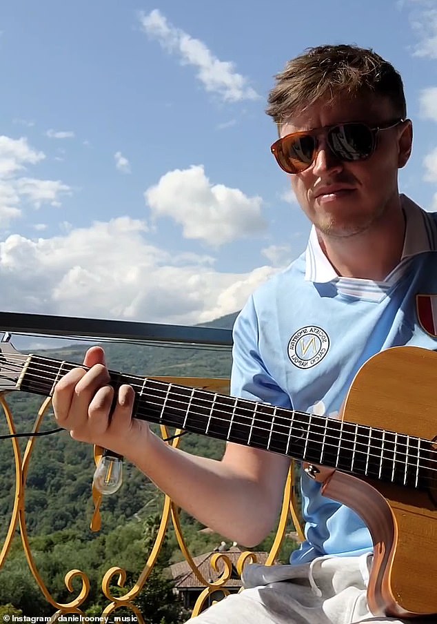 ينشر دانيال مقاطع فيديو لنفسه وهو يغني ويعزف على الجيتار على حساباته على مواقع التواصل الاجتماعي