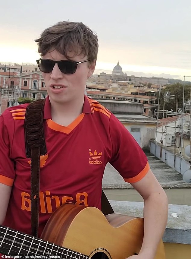 ينشر دانيال، من كامبوسلانج، اسكتلندا، مقاطع فيديو وهو يغني بجيتاره على وسائل التواصل الاجتماعي