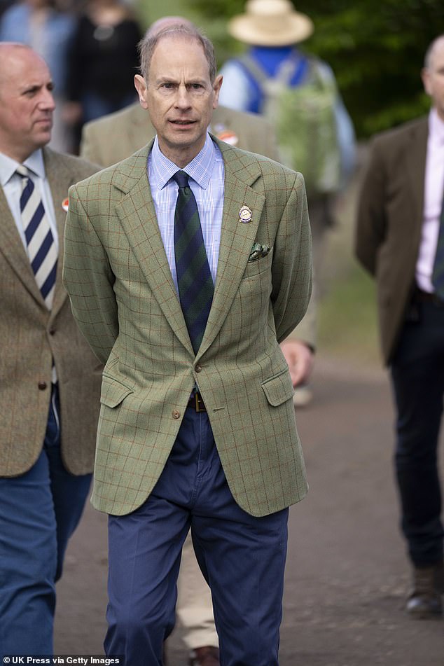 وبدا الأمير إدوارد أنيقًا وهو يرتدي سترة من التويد أثناء حضوره الحدث