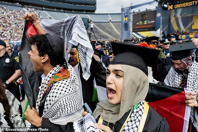 وشوهد العديد من المتظاهرين الطلاب الذين يرتدون الجلباب وهم يلوحون بالأعلام الفلسطينية ويصرخون 