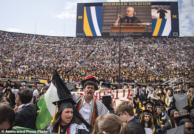 روان عنتر، 21 عامًا، في الوسط، تهتف دعمًا للفلسطينيين خلال حفل تخرج جامعة ميشيغان لربيع 2024