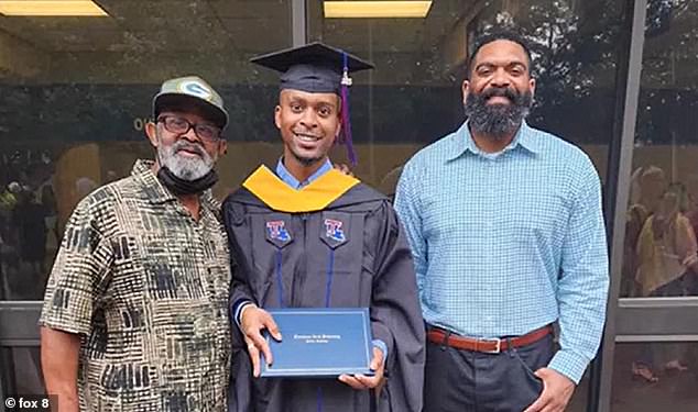شاهد والده وجده بفخر تأهله من جامعة LSU