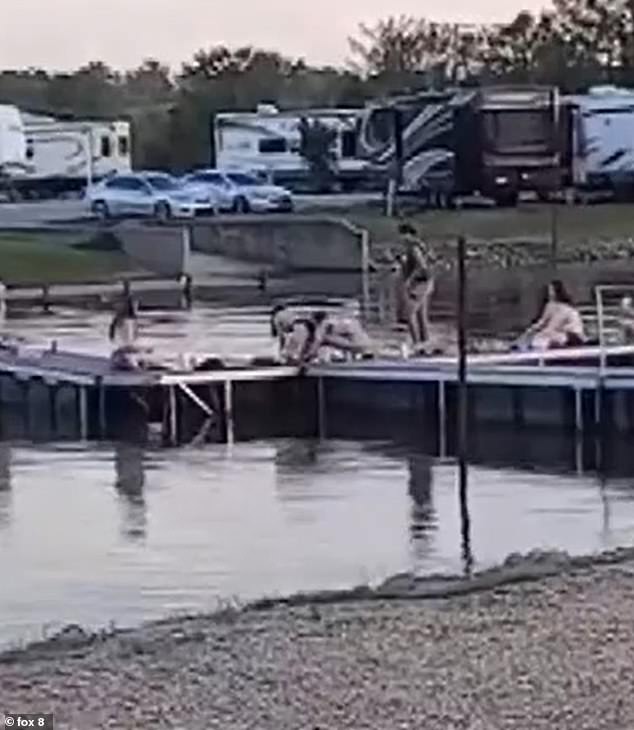 يُظهر مقطع فيديو من الحادث أصدقاء جيلبرت وهم يحدقون في الماء بينما كان يقاتل لمدة تصل إلى 20 دقيقة لإنقاذ نفسه في البحيرة في فارمرفيل، لويزيانا.