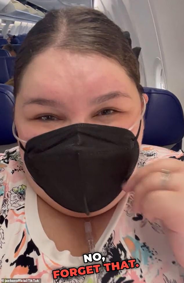 أوضحت تشاني في تعليق الفيديو أنها كانت تسافر ومعها جهاز أكسجين منذ أن اشتبه الأطباء في المستشفى في إصابتها بسكتة دماغية.