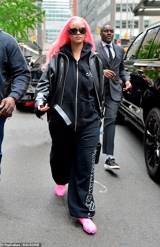 وأظهرت المغنية البالغة من العمر 36 عامًا، خصلات شعرها الوردية الزاهية الجذابة أثناء عرض أزياء غير رسمية وخروجها في مدينة نيويورك.