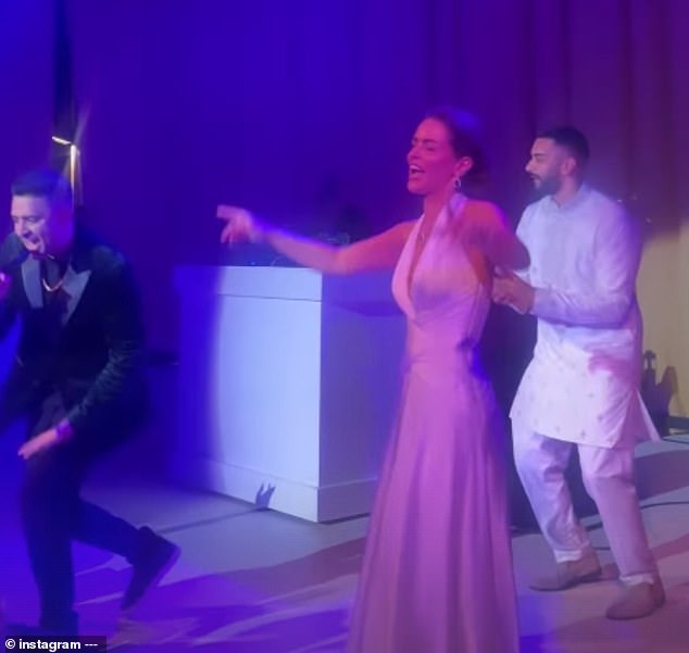 بعد حفل الزفاف، شوهد عمر وندى يرقصان مع جاي شون وهو يغني أغنيته الناجحة Down