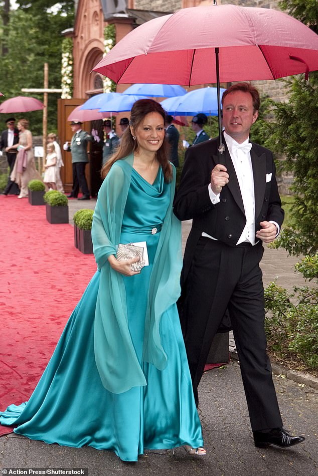 أعلن القصر الملكي أن كارينا وجوستاف قد رحبا للتو بطفلتهما الثانية - ابنة.  أعلاه: الصورة عام 2011